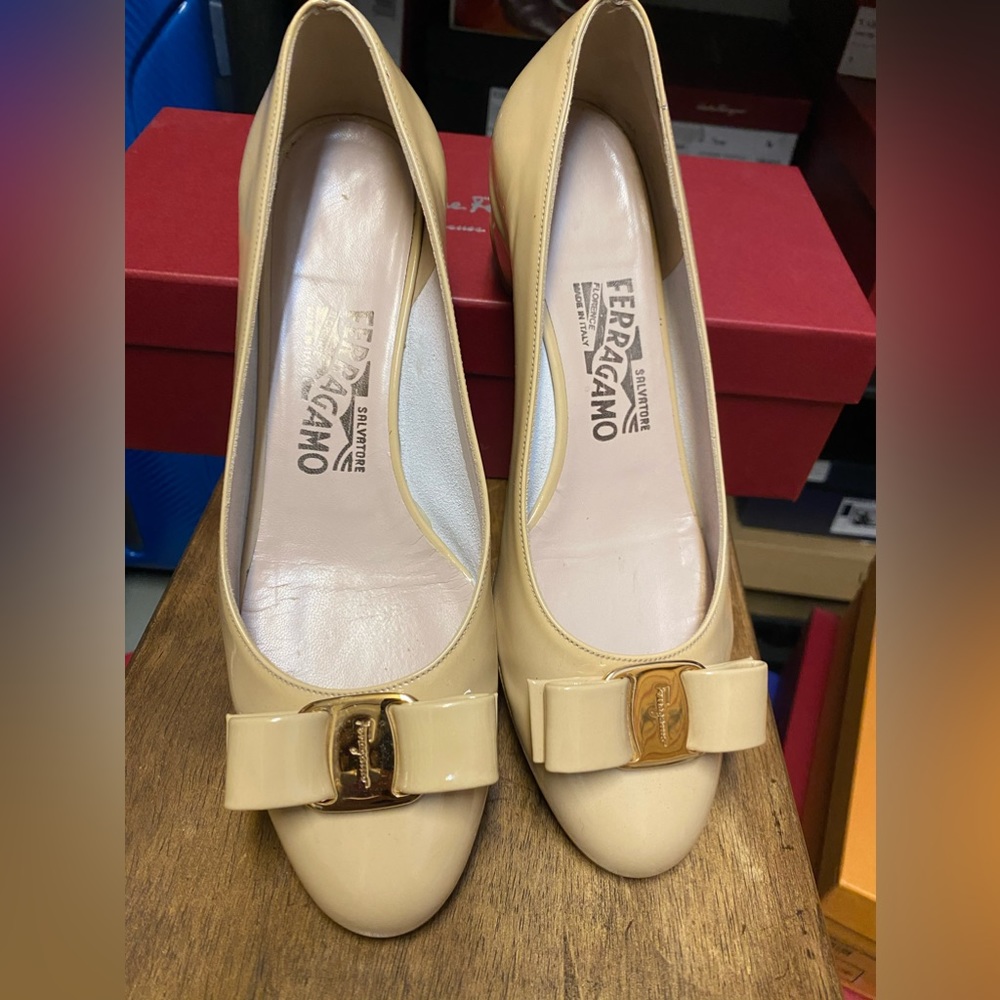 Ferragamo classic Kitten Height pump